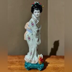 Geisha Girl Statue Collectible